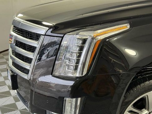 Used 2018 Cadillac Escalade Luxury image 11