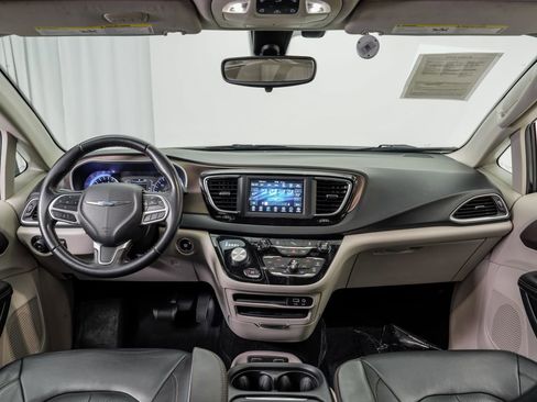 Used 2018 Chrysler Pacifica Touring-L FWD image 20