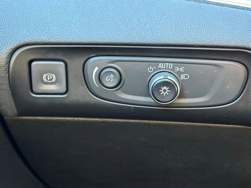 Used 2018 Buick Enclave Essence image 18