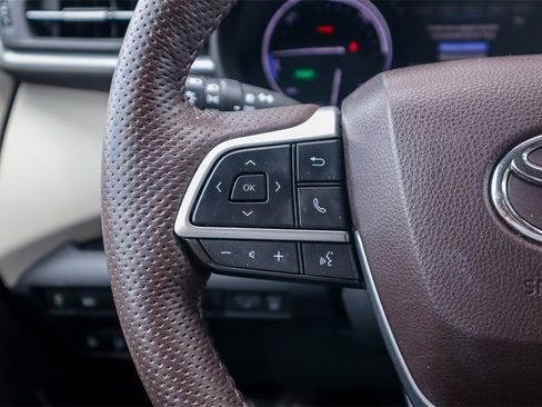 Used 2023 Toyota Sienna Platinum image 12