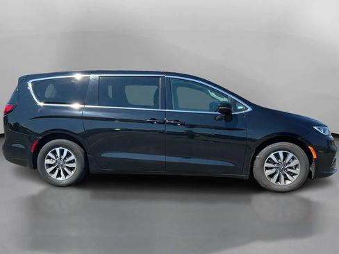 Used 2024 Chrysler Pacifica Limited FWD image 7