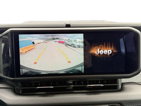 Used 2024 Jeep Wrangler Unlimited Sahara AWD/4WD image 15