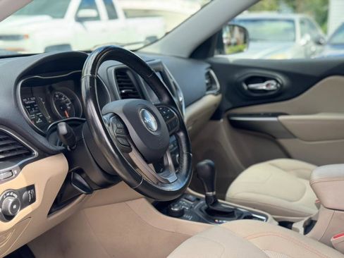 Used 2019 Jeep Cherokee Latitude w/ Cold Weather Group image 11