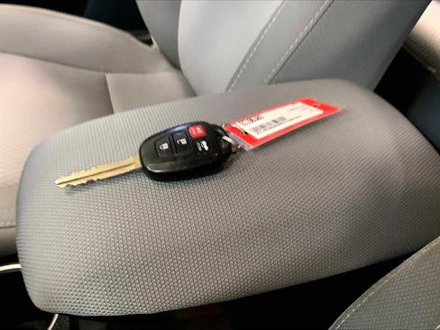 Used 2014 Toyota Corolla LE image 12