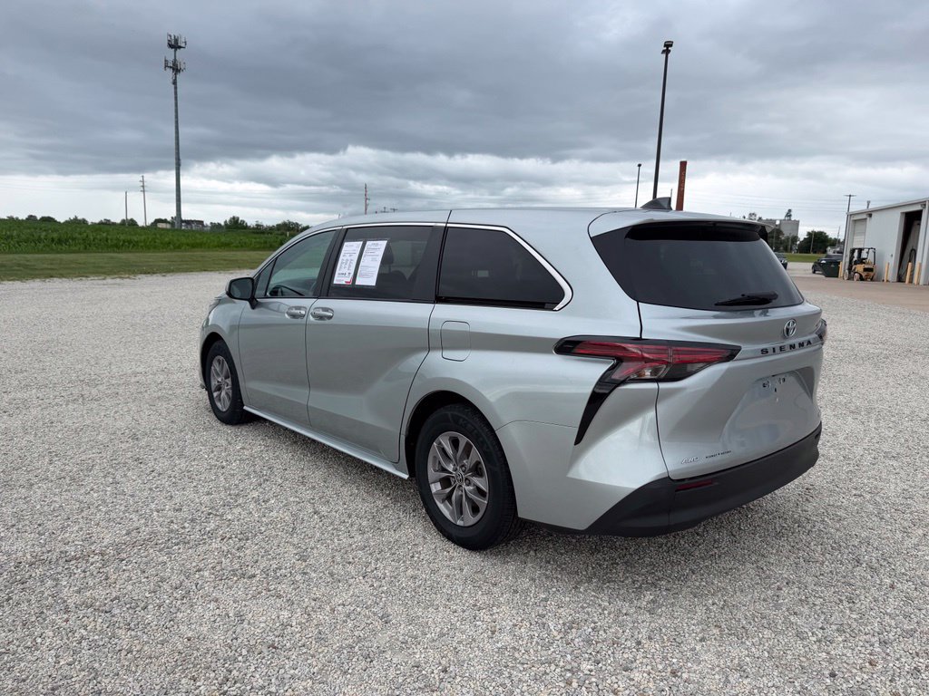 Used 2022 Toyota Sienna LE AWD/4WD image 5