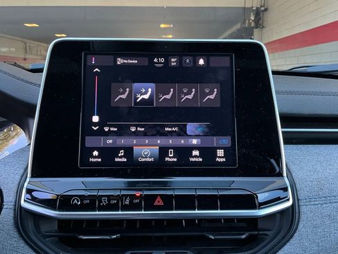 Used 2025 Jeep Compass Latitude image 30