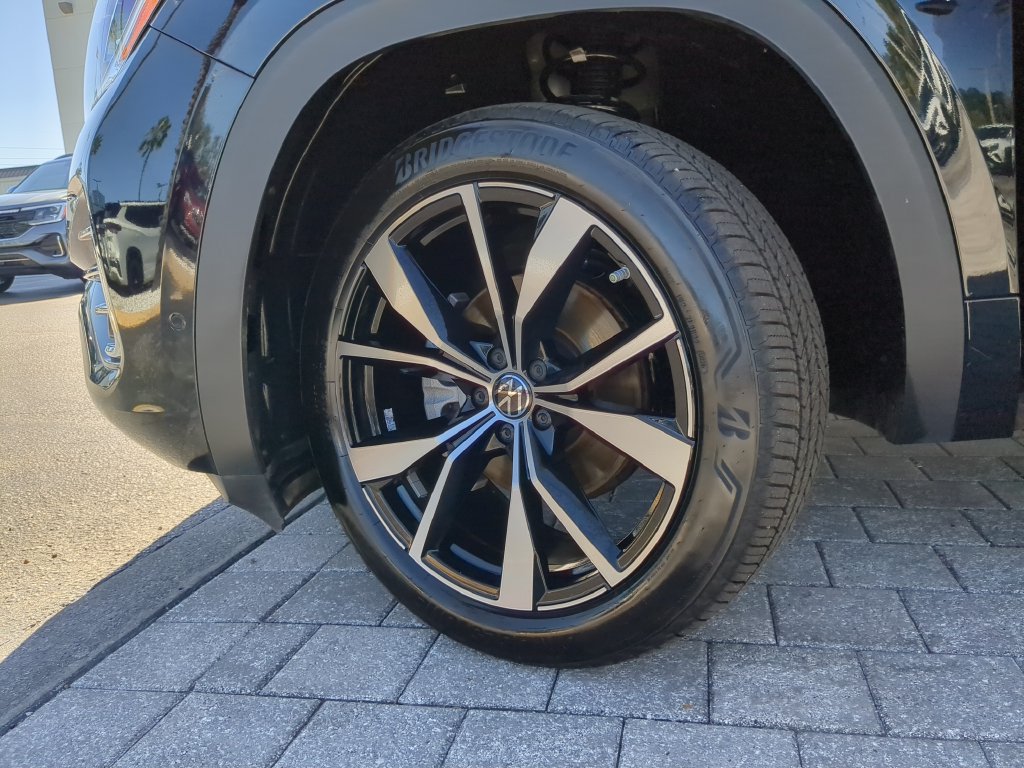 Certified 2025 Volkswagen Atlas SEL Premium R-Line AWD/4WD image 37