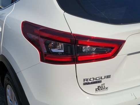 Used 2020 Nissan Rogue Sport S image 11