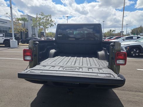 Used 2025 Jeep Gladiator Sport AWD/4WD image 17