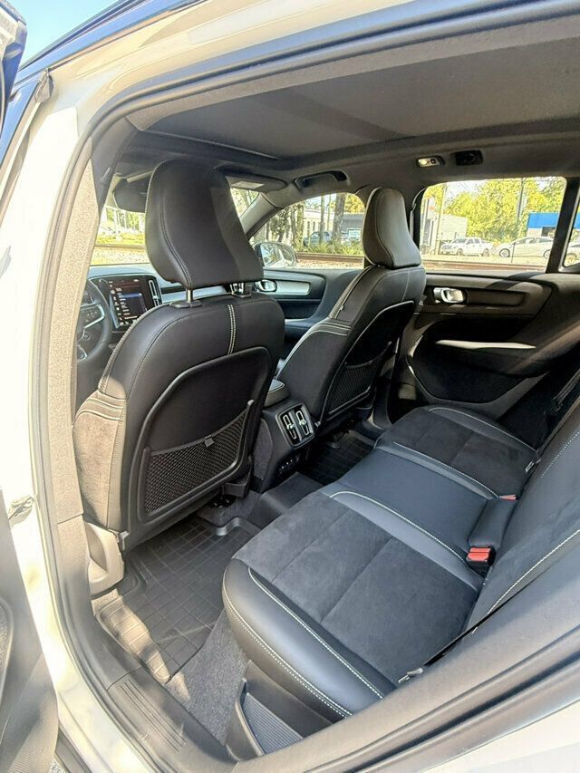 Used 2022 Volvo XC40 T5 R-Design w/ Advanced Package AWD/4WD image 11