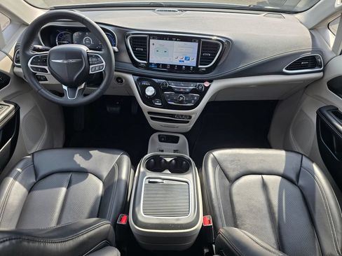 Used 2023 Chrysler Pacifica Touring-L FWD image 9