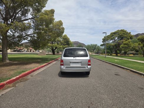 Used 2005 Kia Sedona LX w/ Value Pkg image 6