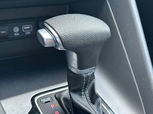 Used 2017 Kia Niro LX image 26