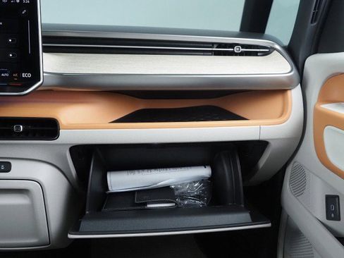 Used 2025 Volkswagen ID. Buzz 1st Edition image 43