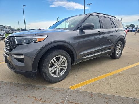 Used 2022 Ford Explorer XLT w/ Equipment Group 202A AWD/4WD image 4