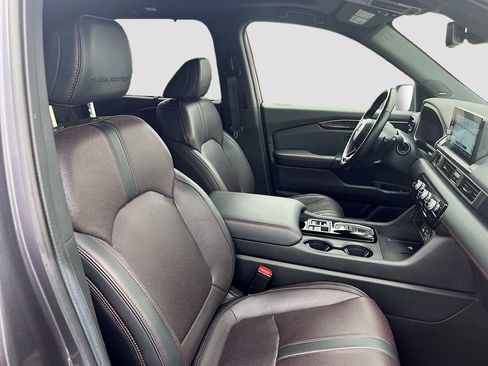 Used 2025 Honda Pilot Black Edition image 31