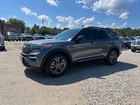 Used 2024 Ford Explorer XLT w/ Equipment Group 202A AWD/4WD image 4