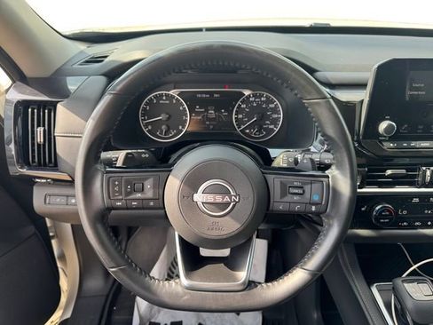 Used 2023 Nissan Pathfinder SV image 14