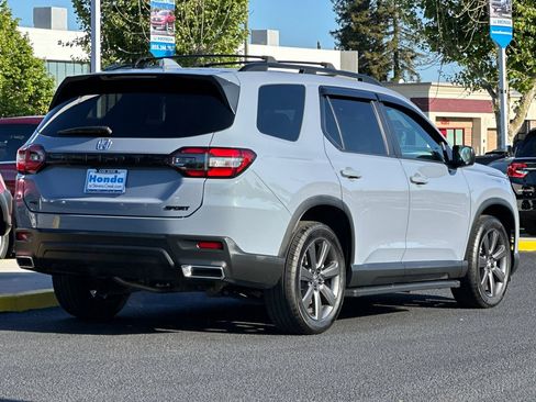 Used 2023 Honda Pilot Sport image 9