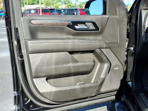 Used 2025 Chevrolet Tahoe Z71 w/ Comfort Package AWD/4WD image 5