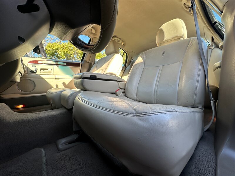 Used 2004 Lincoln Town Car Ultimate RWD image 12