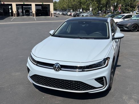 Used 2026 Volkswagen Jetta SEL FWD image 2