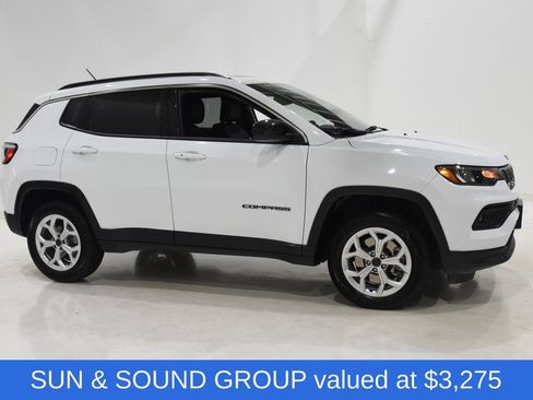 Used 2025 Jeep Compass Latitude w/ Sun & Sound Group AWD/4WD image 3