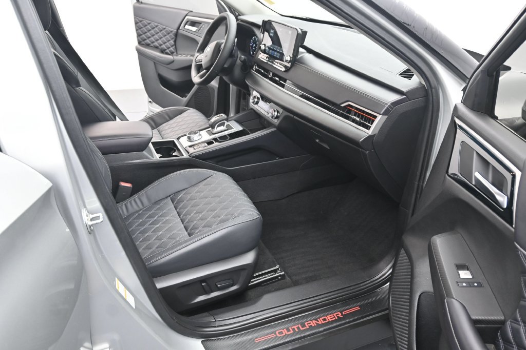 Used 2023 Mitsubishi Outlander SEL AWD/4WD image 22