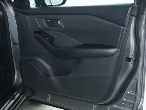 Used 2024 Nissan Rogue S image 33