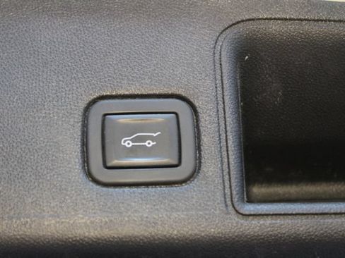 Used 2024 GMC Terrain SLT AWD/4WD image 18