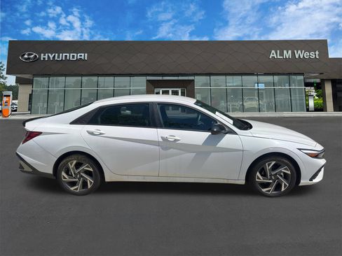 Certified 2025 Hyundai Elantra Sport FWD image 4