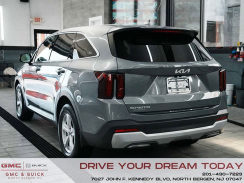 Used 2025 Kia Sorento LX image 6