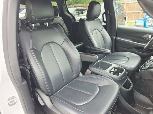 Used 2025 Chrysler Pacifica Select FWD image 17