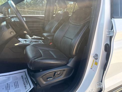 Used 2020 Ford Explorer Platinum w/ Premium Technology Package AWD/4WD image 12