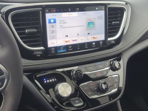 New 2026 Chrysler Pacifica Limited image 28