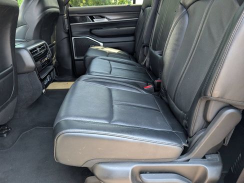 Used 2024 Jeep Wagoneer L Series II RWD image 8