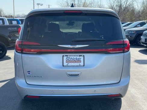 Used 2024 Chrysler Pacifica Touring-L FWD image 4
