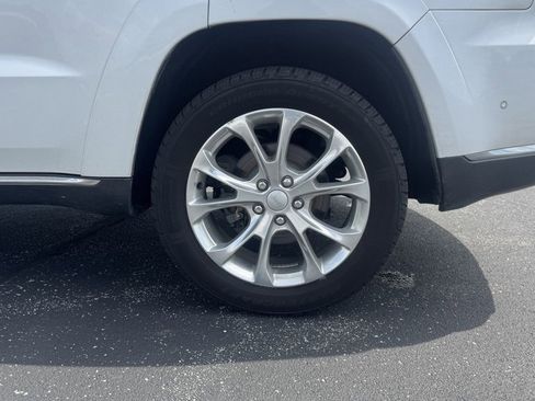 Used 2018 Jeep Cherokee Latitude Plus w/ Cold Weather Group image 33