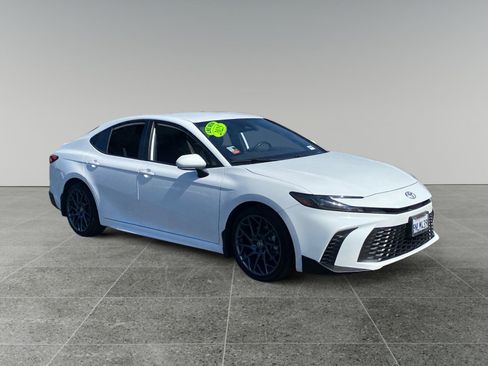 Used 2025 Toyota Camry SE image 7