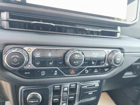 Used 2024 Jeep Wrangler Unlimited Rubicon AWD/4WD image 17