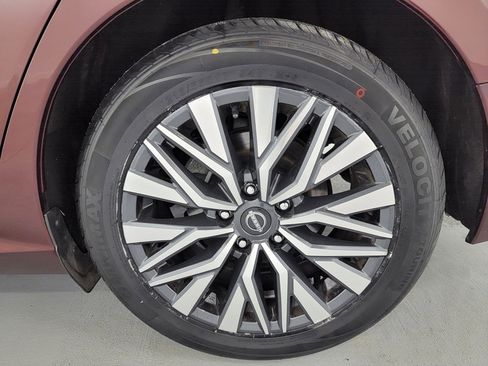 Used 2024 Nissan Altima 2.5 SV FWD image 11