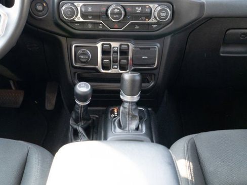 Certified 2023 Jeep Gladiator Overland image 32