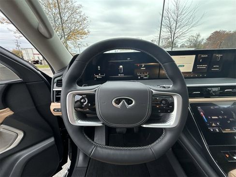 Certified 2025 INFINITI QX80 Sensory image 18