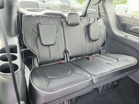 Used 2024 Chrysler Pacifica Limited w/ S Appearance Package FWD image 17