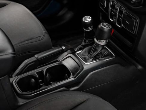 Used 2020 Jeep Wrangler Unlimited Sahara AWD/4WD image 21