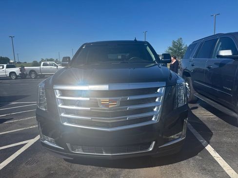 Used 2017 Cadillac Escalade Premium Luxury AWD/4WD image 2