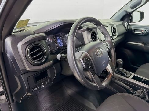 Used 2019 Toyota Tacoma TRD Off-Road w/ Technology Package AWD/4WD image 10