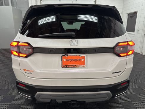 Used 2025 Honda Pilot Touring image 9