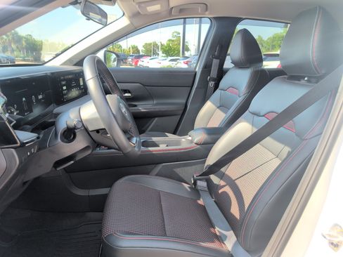 Used 2025 Nissan Kicks SR FWD image 10