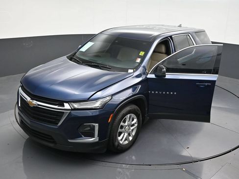 Used 2023 Chevrolet Traverse LS FWD image 17